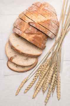 新鲜的自制的面包小麦斯派克木背景