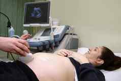 怀孕了女人医生手的超声波设备一定