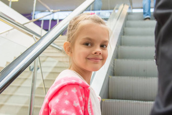七年女孩说谎自动扶梯购物中心微笑框架