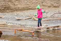 七年女孩轻轻移动溪临时搭建的桥