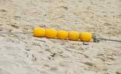 黄色的标记浮标沙子海滩