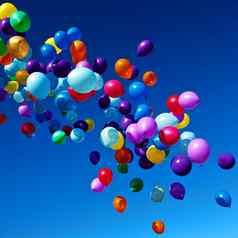 色彩斑斓的气球飞行天空聚会，派对