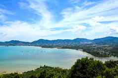 高角视图海天空海边旅游小镇Chalong