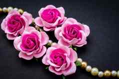 粉红色的玫瑰珍珠项链