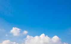 美丽的蓝色的天空集团云