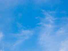 美丽的蓝色的天空集团云