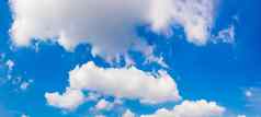 美丽的蓝色的天空集团云全景效果