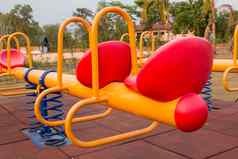 现代色彩斑斓的孩子们操场上公共公园孩子们操场上跷跷板