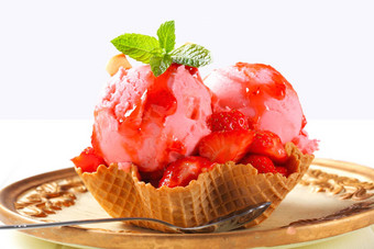 草莓冰奶油<strong>圣代</strong>