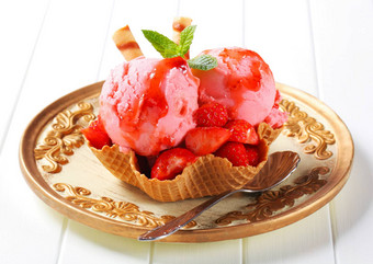 冰奶油草莓晶片碗