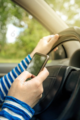 女人开车车阅读收到了短信消息智能手机