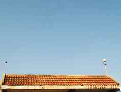 屋顶房子橙色瓷砖屋顶蓝色的天空