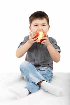 男孩吃红色的苹果