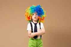 小丑男孩色彩斑斓的头发