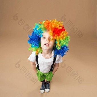 快乐小丑男孩大色彩斑斓的假发