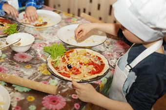 孩子们使披萨主类孩子们烹饪意大利