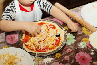 孩子们使自制的披萨