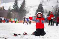 可爱的男孩滑雪板滑雪装滑雪