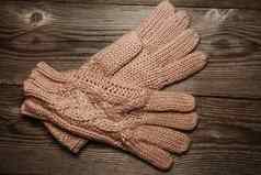 针织温暖的手套乡村木纹理
