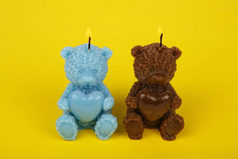 色彩斑斓的手工制作的蜡烛形状泰迪熊