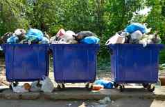 满溢的垃圾垃圾箱家庭浪费城市
