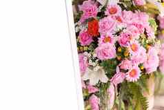 花束粉红色的花照片框架白色
