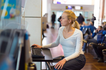 女人公共互联网访问点机场