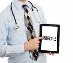 医生持有平板电脑抗生素