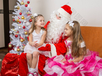 女孩坐着腿上圣诞老人老人告诉诗