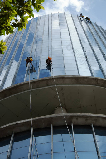 亚洲工人爬建筑危险的工作