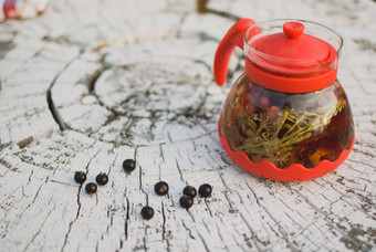 茶壶水果茶草本植物黑醋栗浆果白色树树桩