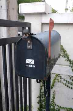 黑色的邮箱