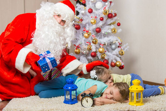 圣诞老人老人带来了礼物拍头睡觉孩子们看起来框架