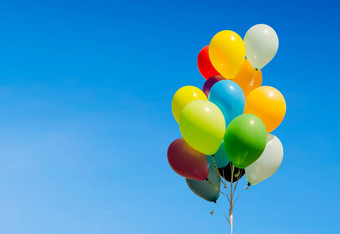 色彩斑斓的群氦气球孤立的背景