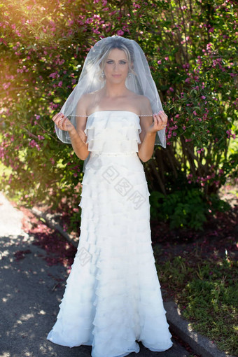 美新娘新娘礼服花束花边面纱自然美丽的模型女孩白色婚礼衣服女肖像公园女人发型可爱的夫人在户外
