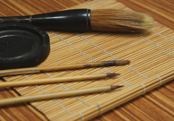 中国人写作刷墨水石头