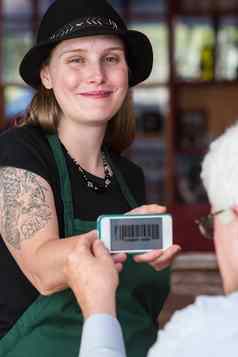 咖啡师持有聪明的电话优惠券代码