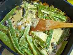 绿色豆子蘑菇烹饪长柄平底煎锅
