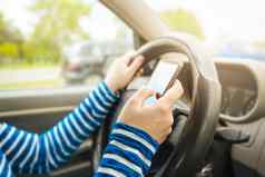 女人开车车发短信消息智能手机