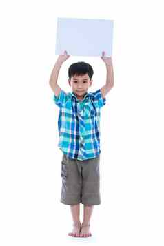英俊的亚洲男孩显示空白标志空白纸