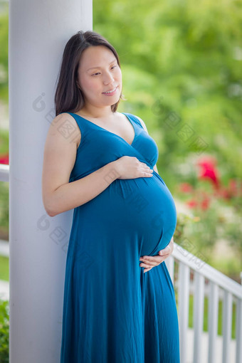 肖像年轻的怀孕了中国人女人前面<strong>玄关</strong>