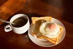 咖啡面包鸡蛋早餐传统的早餐