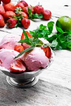 冰奶油草莓