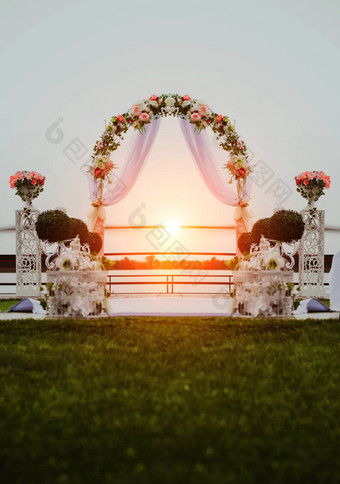 婚礼拱装饰花