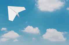 纸飞机飞行云蓝色的天空