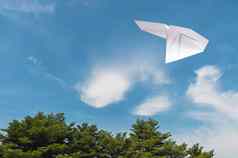 纸飞机飞行树云蓝色的天空