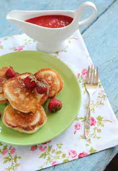 早餐服务煎饼草莓草莓酱汁能风格浪漫的