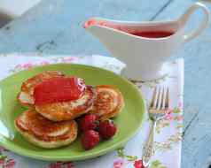 早餐服务煎饼草莓草莓酱汁能风格浪漫的