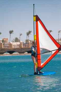女孩骑黑板上帆板运动埃及赫尔加达