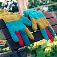 色彩斑斓的针织手套冷一天